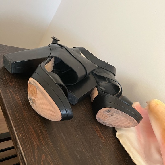 BCBG black leather sandals 6M - Picture 10 of 11